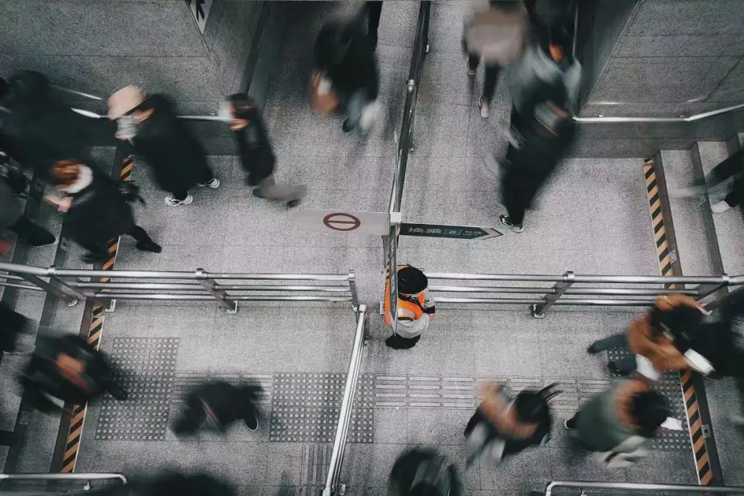 一位北京地铁民警写下213个真实故事,我看后整个人治愈了