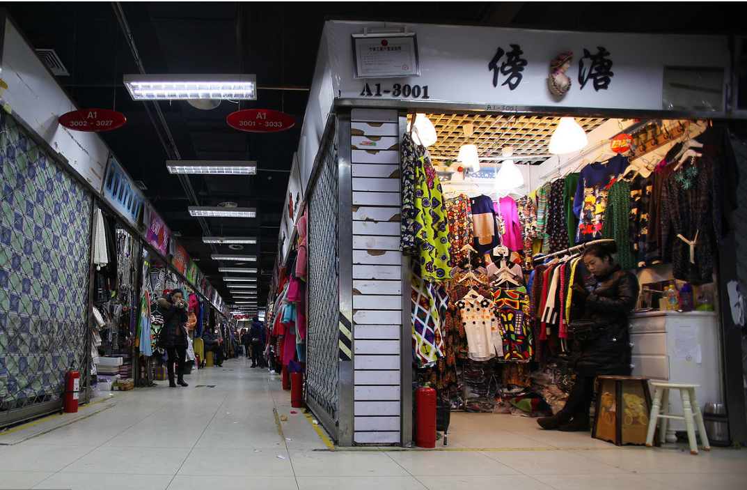 广州尾货批发市场在哪里(广州最便宜的服装批发城，尾货源头地区 )