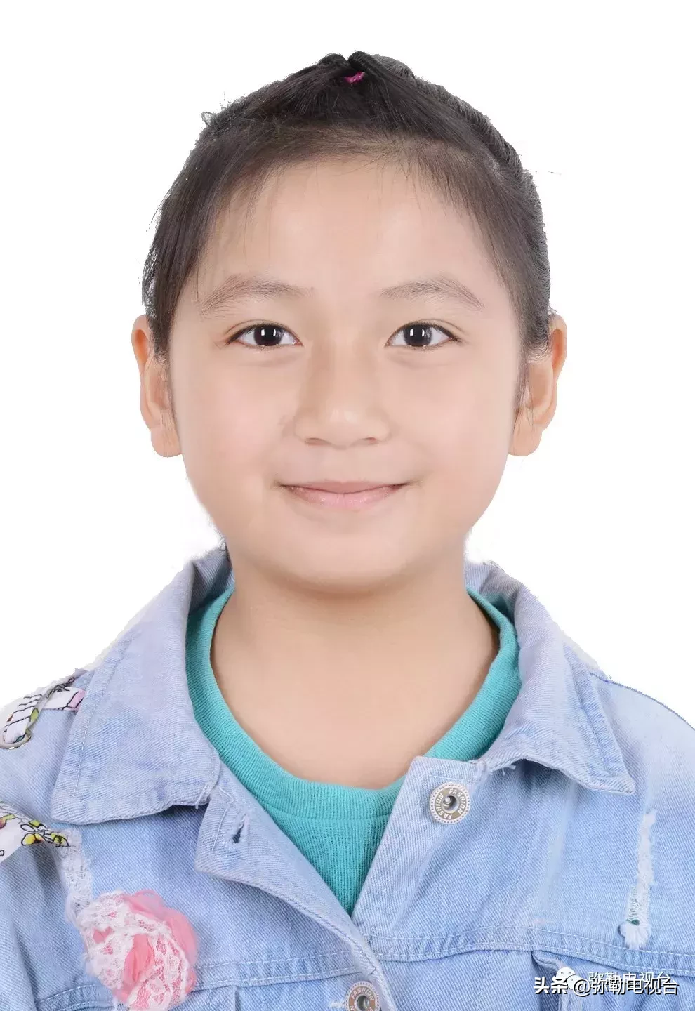 弥勒这几十名少年，真棒！有你母校的吗？