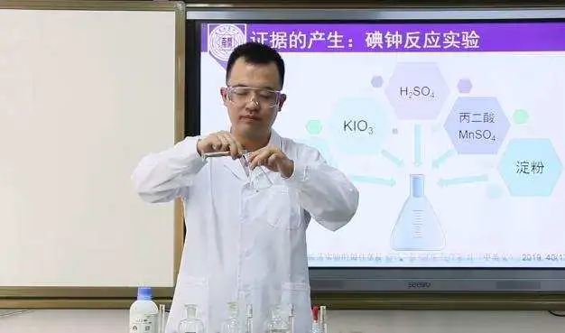 他保送北大、读完博士选择在中学教书，只因“做科研太枯燥”