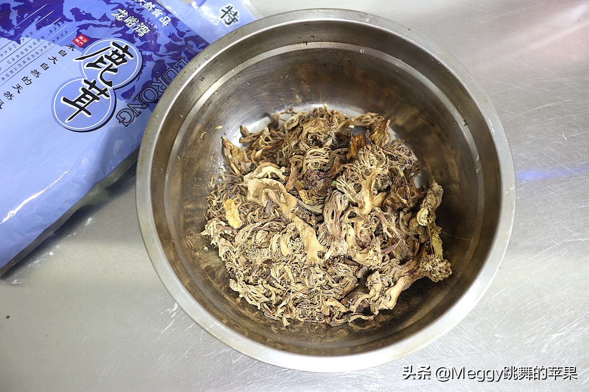 全家老少都爱的酱肉包子，酱香浓郁又暄软，左右手各2个吃撑了