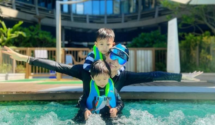 41岁胡杏儿穿吊带炫身材，光脚丫站海水中，裙子开叉秀一侧大长腿