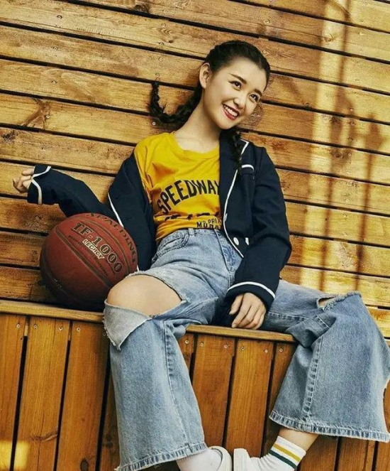 怪不得蒋依依读书时就有人追，看清她的校园穿搭后，换我我也追！