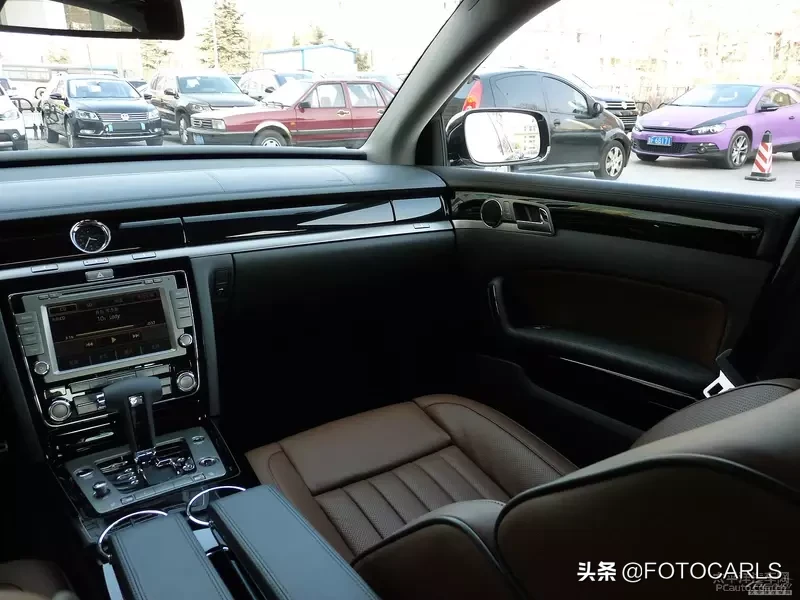 4座版大众辉腾6.0L W12实拍,售价241.2万,不是迈巴赫请绕路