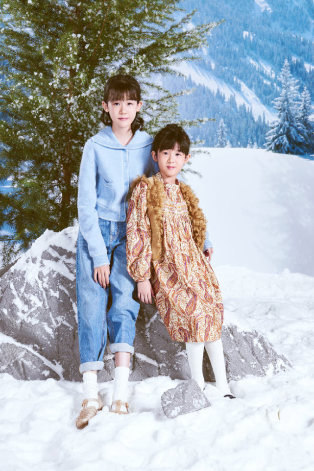 ​陆毅携妻女拍冬日大片，与鲍蕾牵手相依，结婚15年依旧喊她宝宝