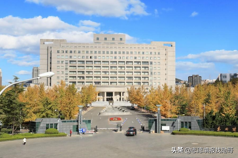 这所财经大学，虽不是211但实力很强，分数高一般人还考不上