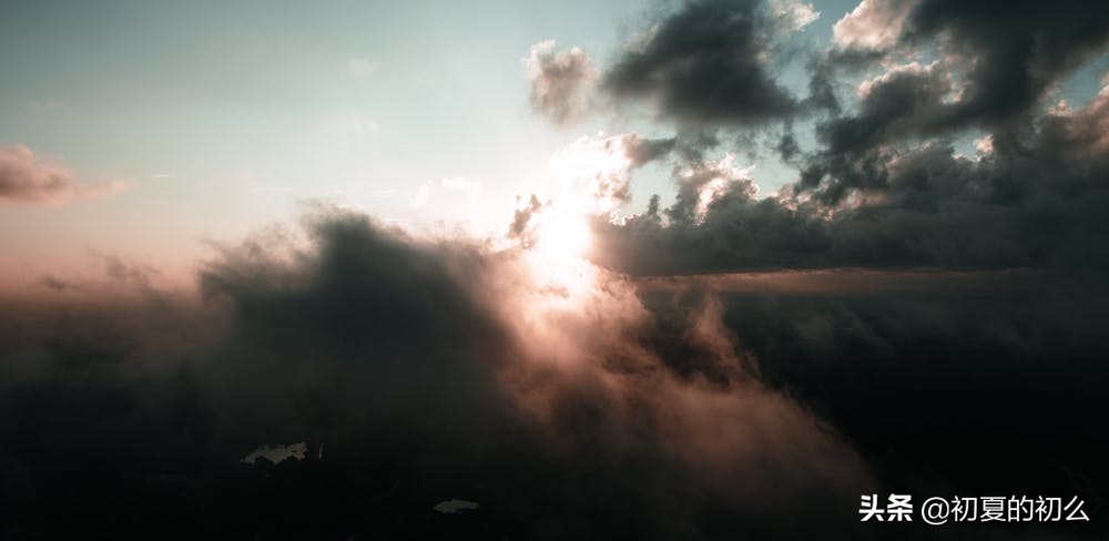 痛到想哭的伤感句子 | 无法愈合的伤，只疼在看不见的地方