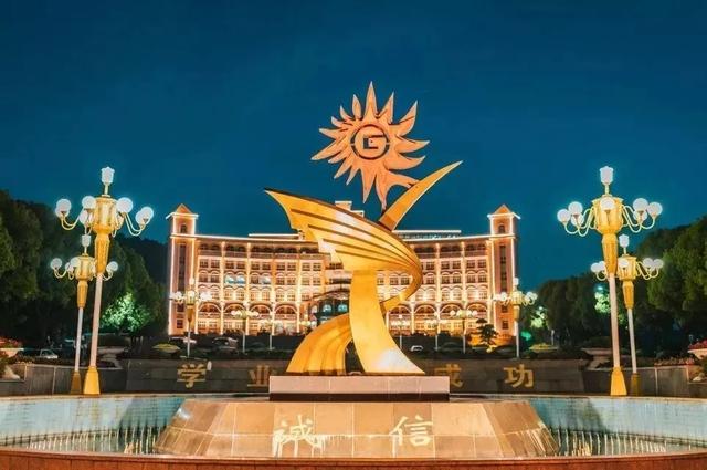 武昌理工学院究竟有多美？一组图告诉你什么才是湖景校园