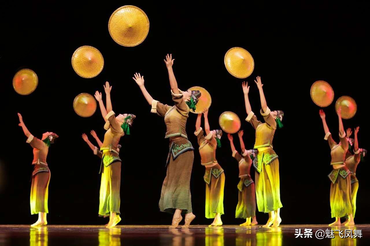 第12届荷花奖原创群舞《田间·斗笠》,令人耳目一新