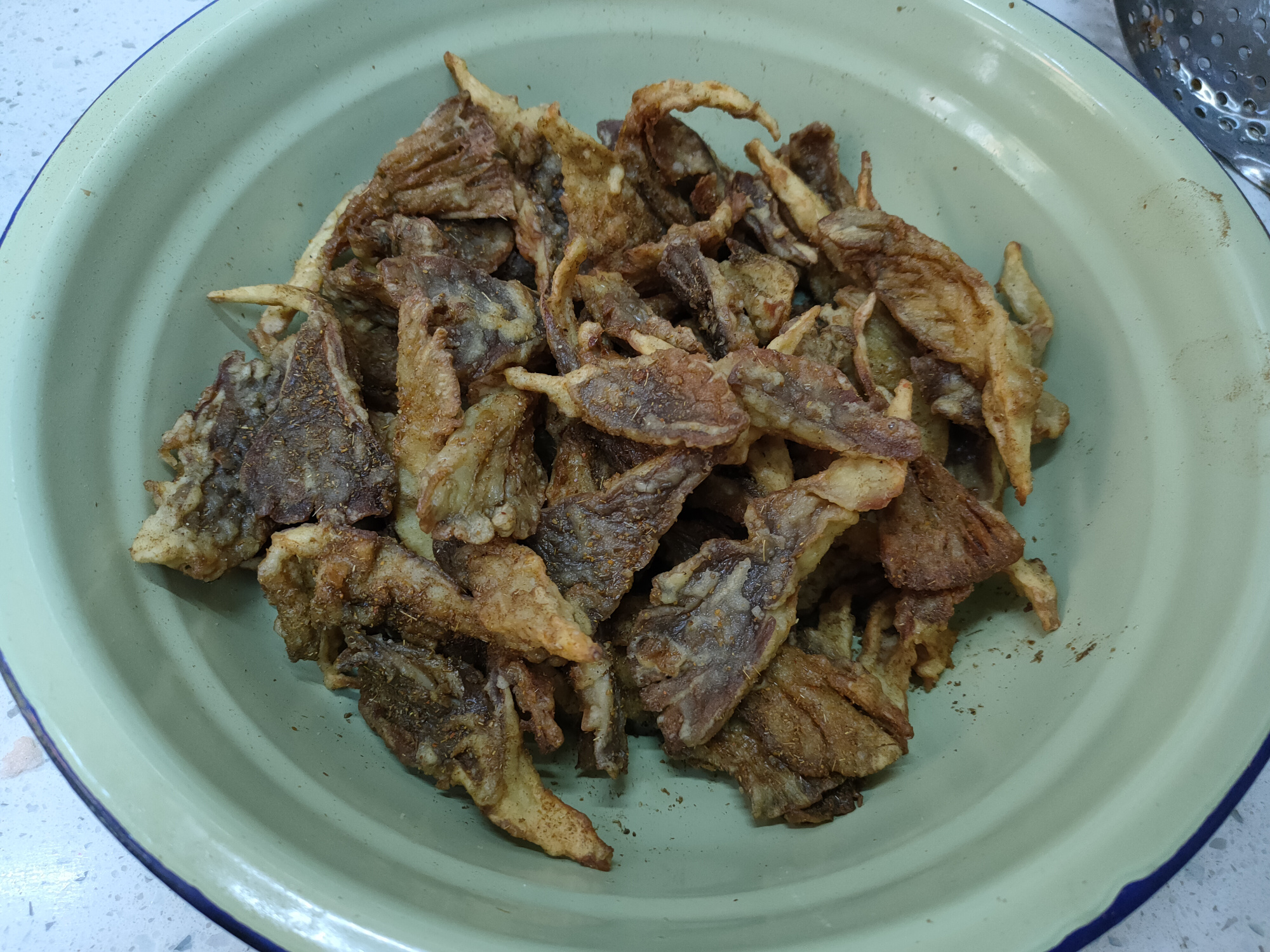 做干炸蘑菇，面糊是关键，多加两样，又香又酥又脆，好吃不回软