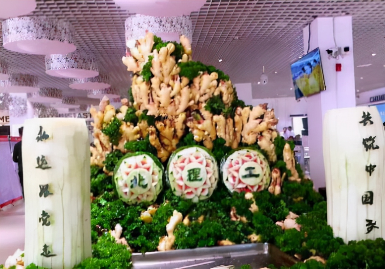 大学“阴间食堂”走红，用餐环境有点阴森，胆小的学生不敢去吃饭