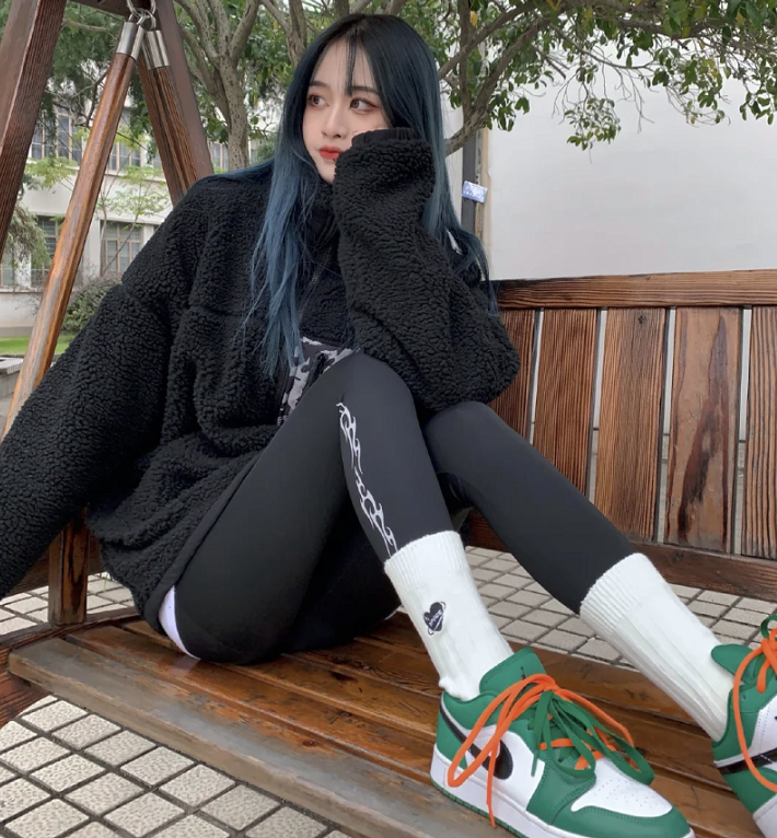 鲨鱼裤+长袜，初春建议这么穿，帮你优化腿部线条