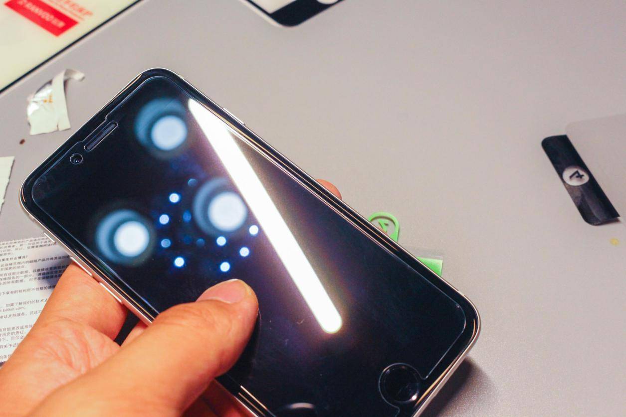 10倍价格差距是智商税么？四款iPhone SE 2钢化膜横评