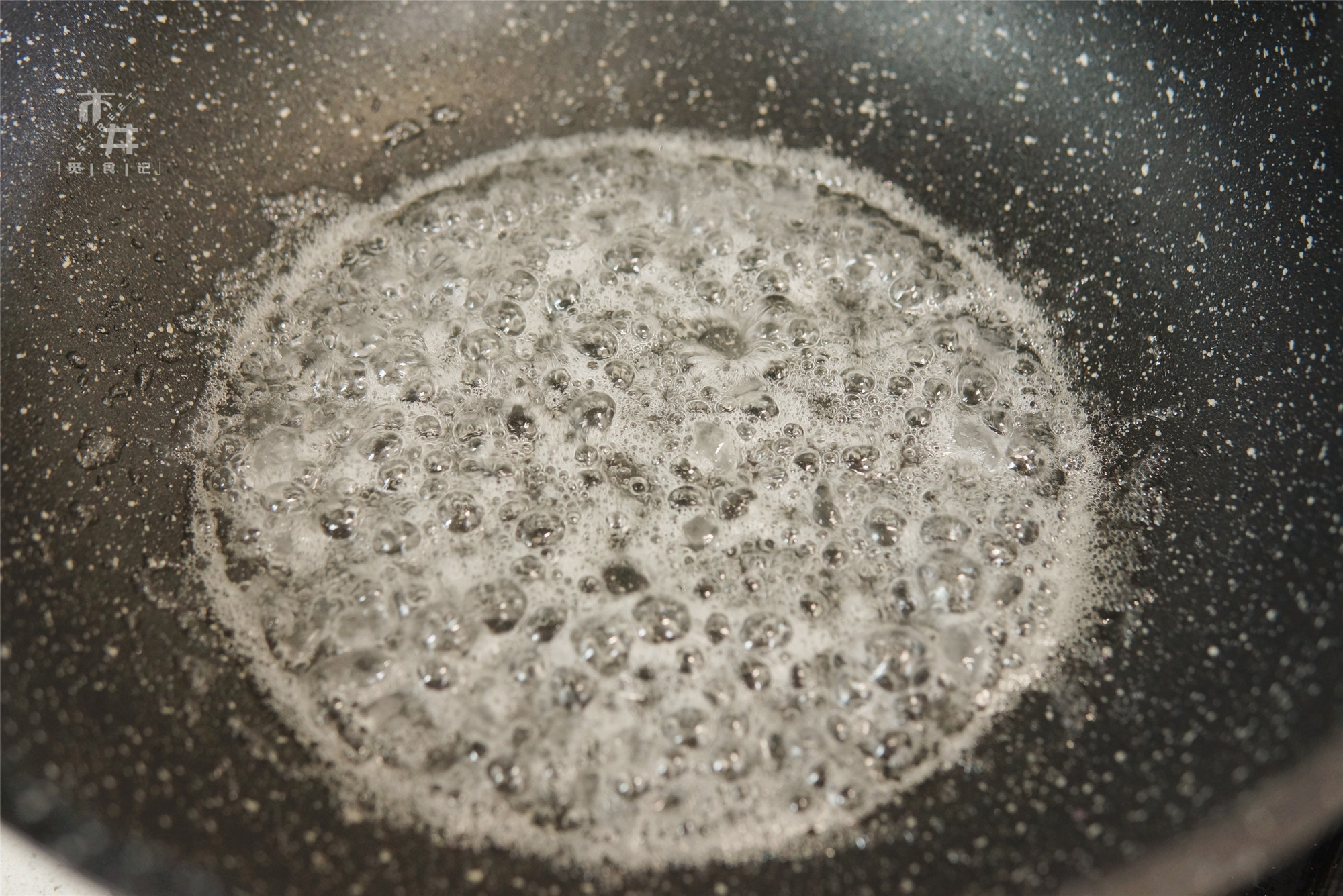 炒糖色，用油炒还是用水炒？教你认识糖色的4个阶段，红亮不发苦