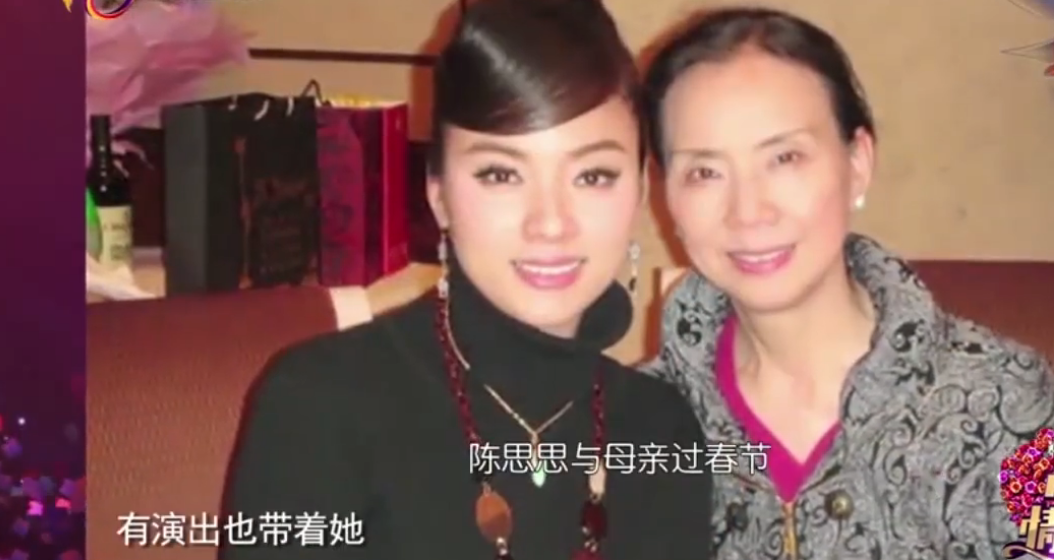 43岁享副师级待遇，经常带患抑郁症母亲工作，近况曝光她孝行被赞