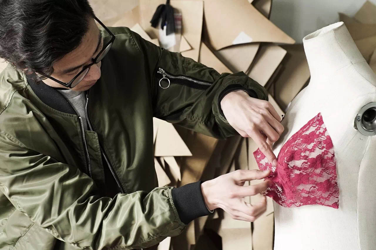 90后小伙休学做情趣内衣，一年狂揽10亿元，还带着全县致富