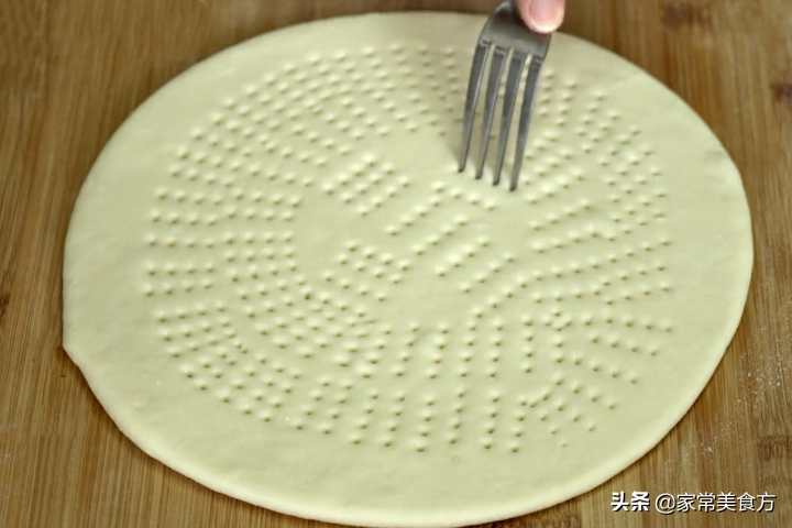 原来披萨做法如此简单，烤箱一烤，香甜拉丝，比买的还好吃