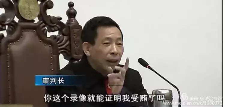 律师当庭拍桌怒斥法官被赶出法庭十分钟后又被请回，休庭意见被采纳 两任审判长神秘退出