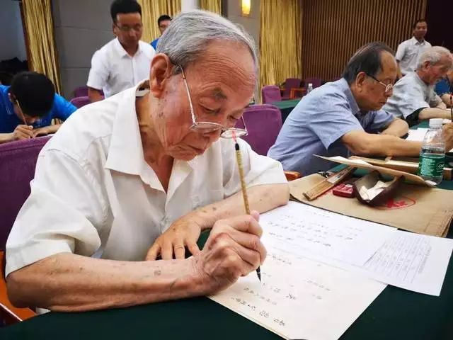 陕西师范大学毛笔书写“最美”录取通知书，“开笔”