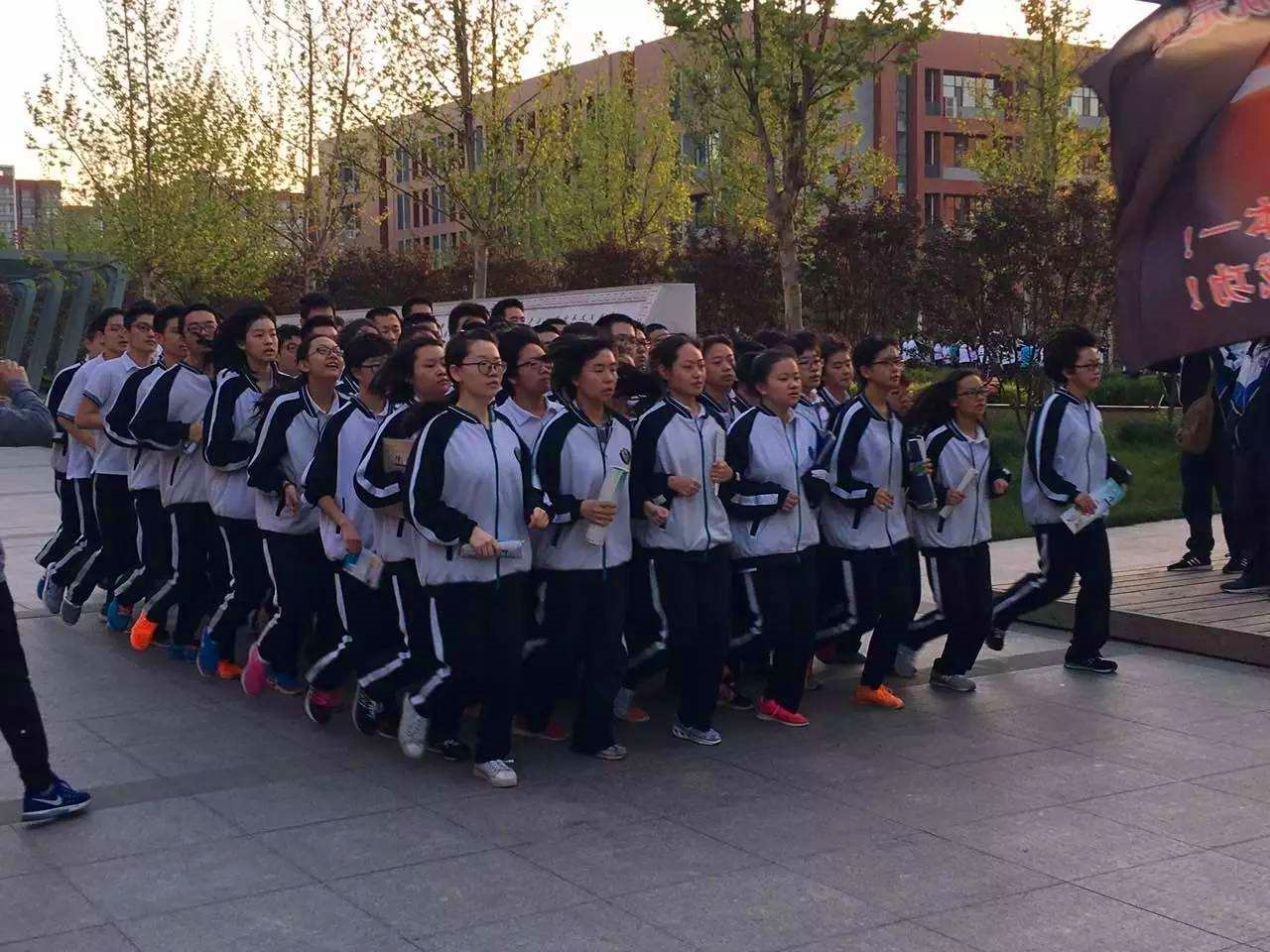 一年275个清华北大背后，衡水中学有多拼？高考当天仍坚持6点跑操