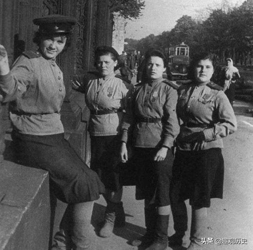 苏联女兵上阵杀敌时，为何始终要穿短裙而非军裤？实情令人感慨