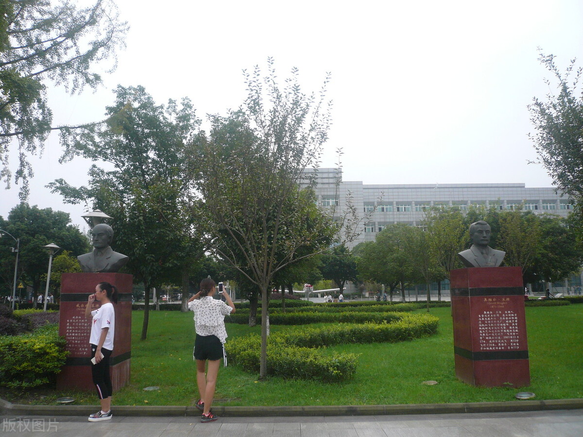 高考没上本科线，不想再复读，请问重庆有哪些本科高校招专科生？