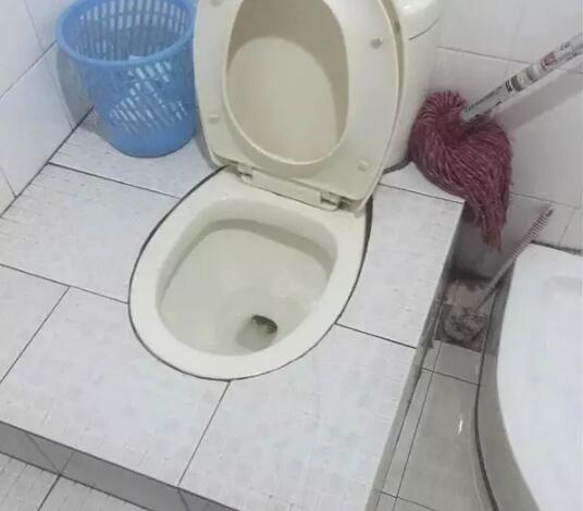 網友投稿12大奇葩家裝，水池旁是網友馬桶，這種設計夢都要笑醒了