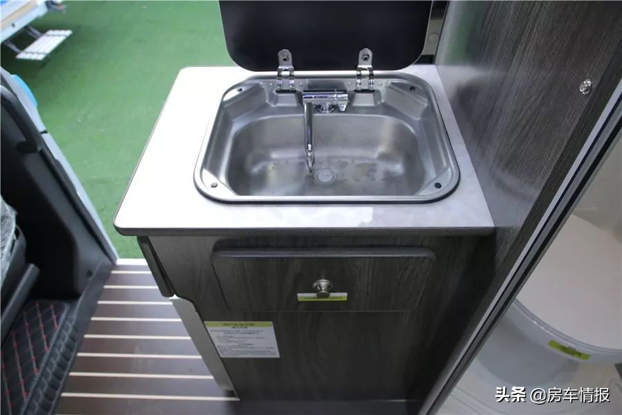 配全球十佳发动机的福特B型房车，日常坐6口，可上京牌不到30万