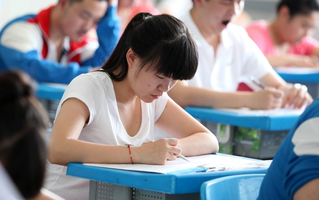 面对高考体检，学生直接低头，有人“一丝不挂”，医生看后很无奈