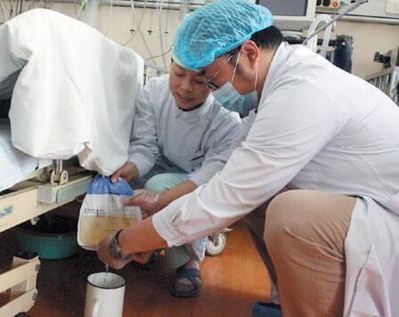 剖腹产拔导尿管后，产妇排尿困难？学会4招，产妇排尿很轻松