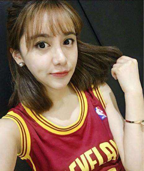 詹姆斯铁杆球迷体重45kg身高165cm1993年出生美娜全名叫宋美娜nba篮球