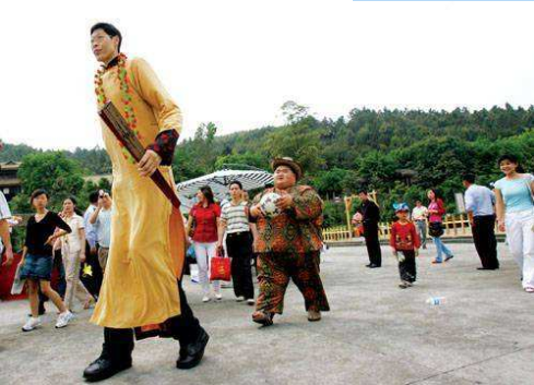 2米42中国第一巨人，结婚20年没孩子，1米6娇妻称：不方便