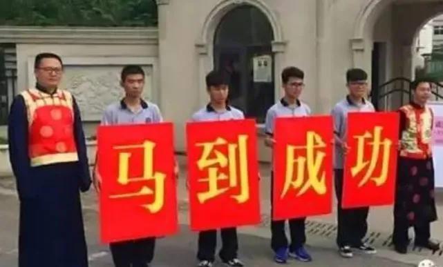 高考｜考场外陪考的父母，是一道令人动容泪目的风景线