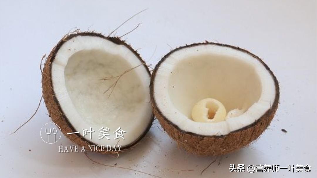 轻松取椰肉，煲广东椰子鸡汤，鲜甜滋润、不上火，一家老小都能喝