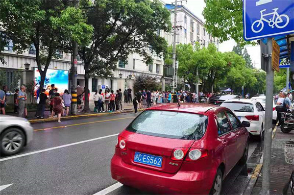 停车位难求多拥堵？精细化治理巧纾困