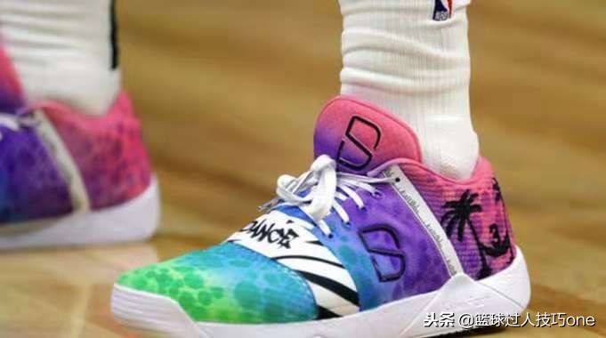 nba球员为什么球鞋上写字(以球鞋为舟，载崇高敬意！科比致敬偶像李小龙，詹姆斯4次穿Kobe)