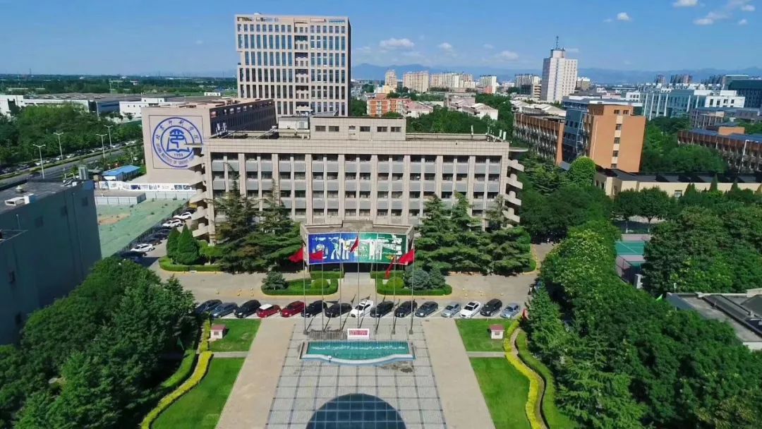 能帮我找几所美术设计实力强，录取难度小，区位优势好的大学吗？