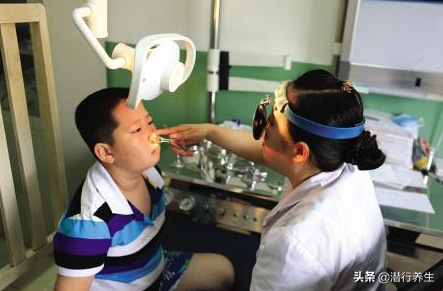 孩子鼻炎犯了头痛难忍？5分钟教你在家里治鼻炎，或比吃药管用