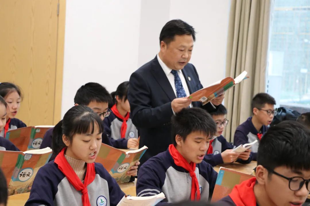 宜宾成外校长雷从树：少开会，少坐办公室，多“逛”校园