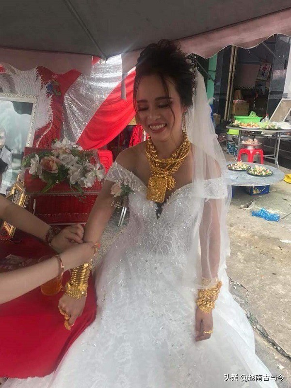 越南新娘分享結婚穿金戴銀照片引起關註，網友稱你這樣讓人嫉妒 爸媽逼婚 第5張