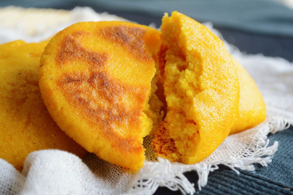 玉米面饼的做法(10分钟速成香甜可口的自制面饼)