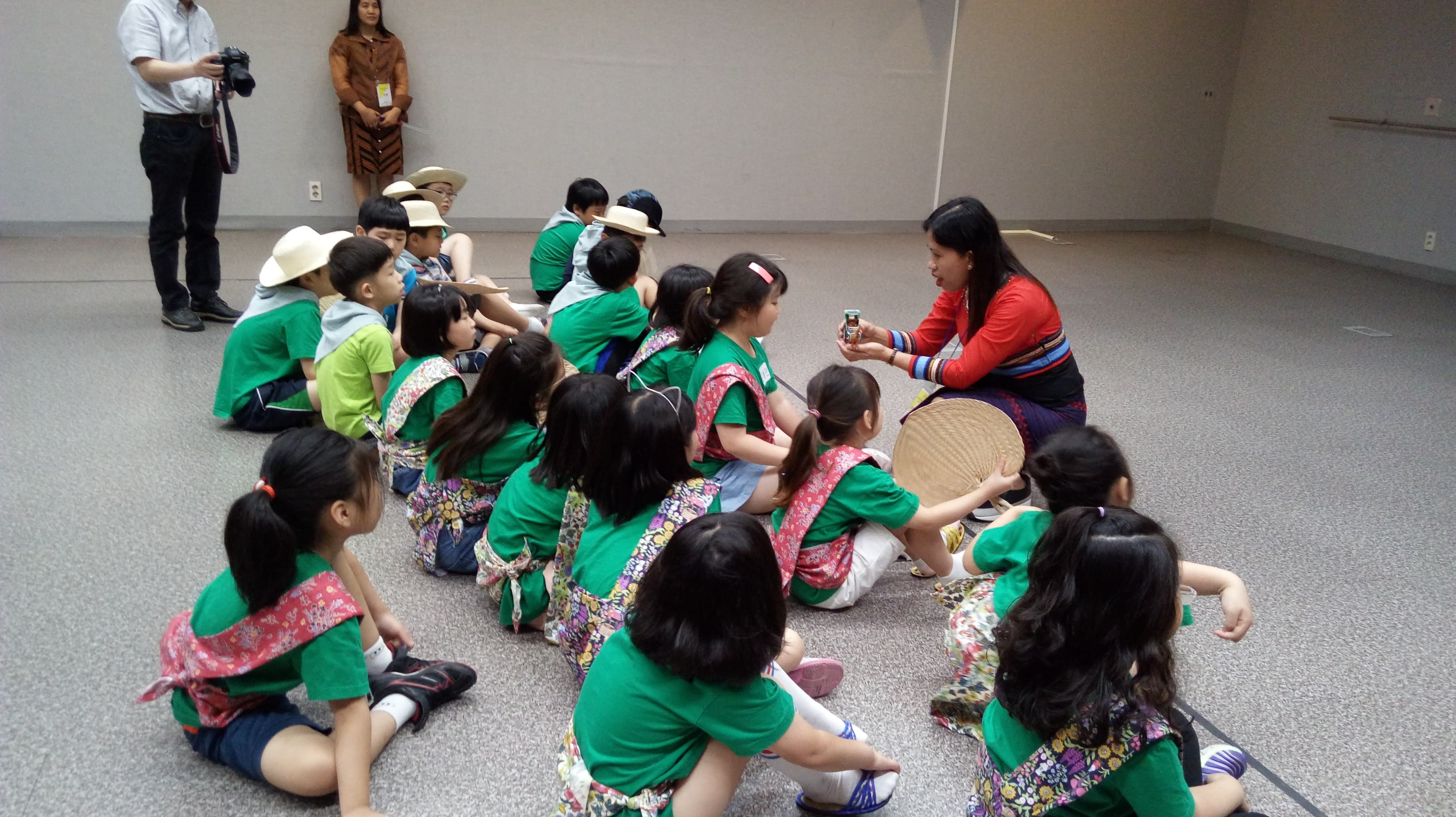 为什么那么多非英语国家的外教在中国教英语？他们的口音标准吗？