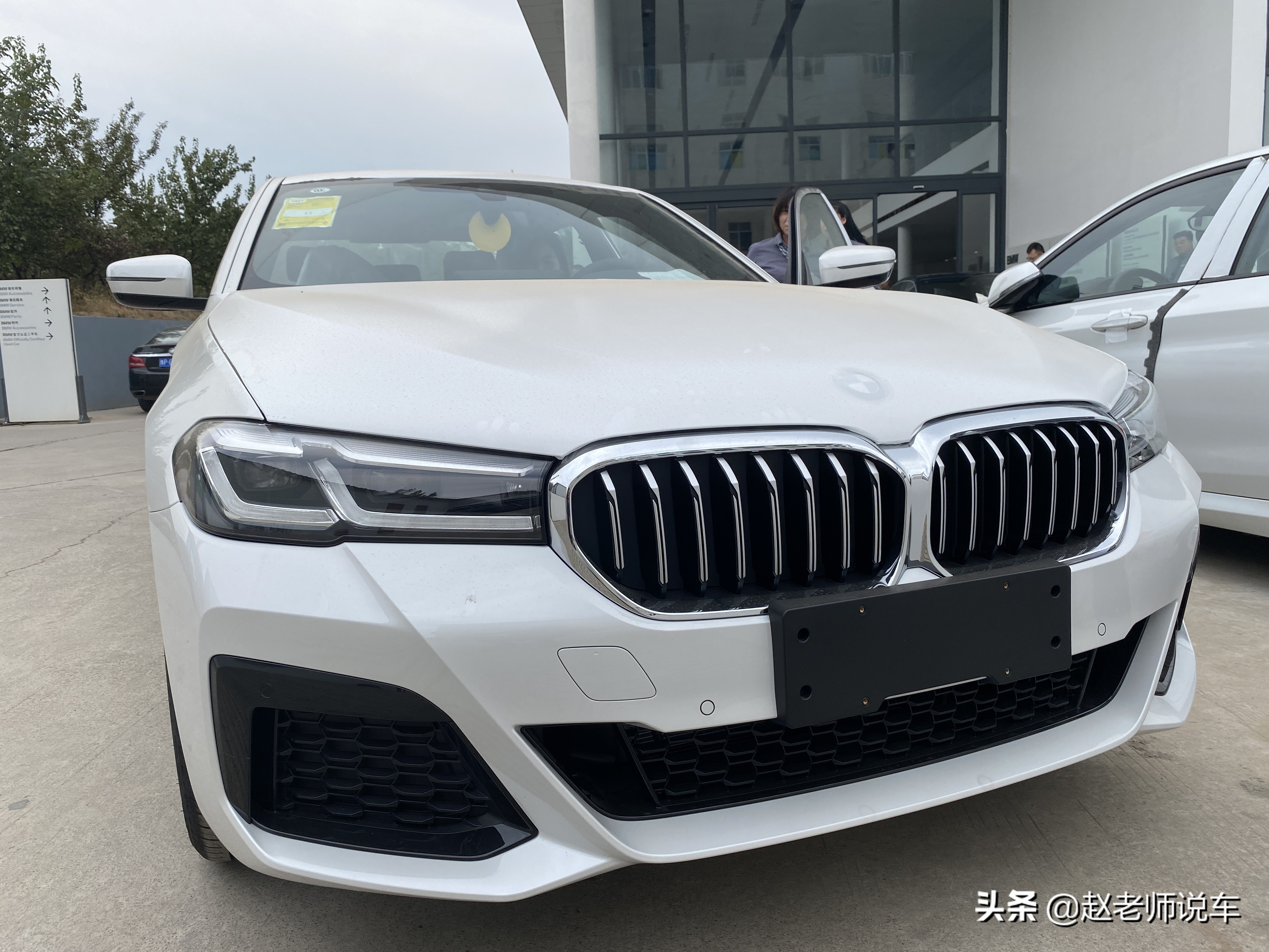 每月收入多少才能养得起宝马5系(月薪多少能养宝马5系)