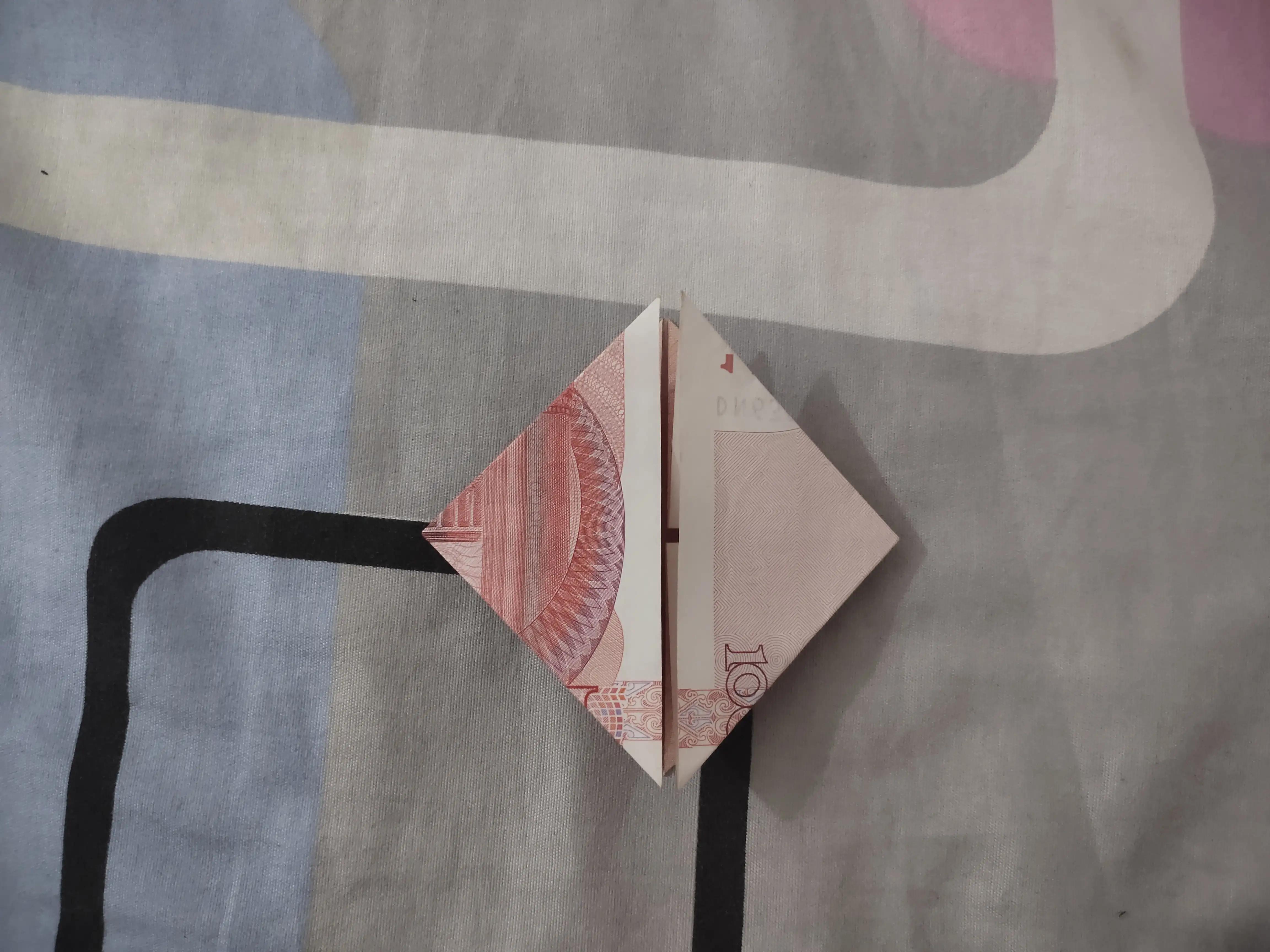 爱心折纸教程图解步骤,100元钞票爱心折纸教程