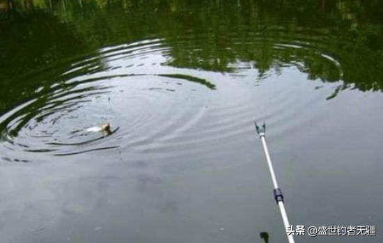 使用这种绑钩方法的串钩来钓鱼，简单快速，结实又耐用