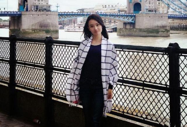娱乐圈唯一考上清华大学的童星，能力与美貌并存，清华大学的校花