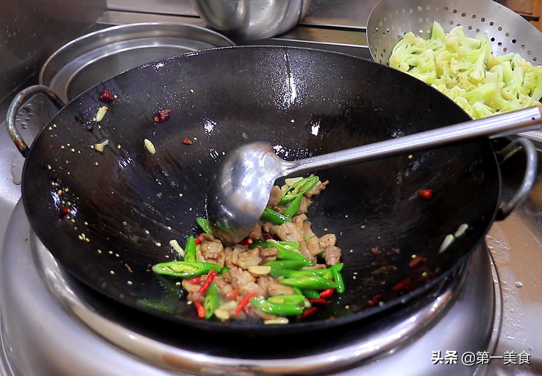 图片[6]-【干锅花菜】做法步骤图 厨师长教你详细做法 香辣脆口-起舞食谱网