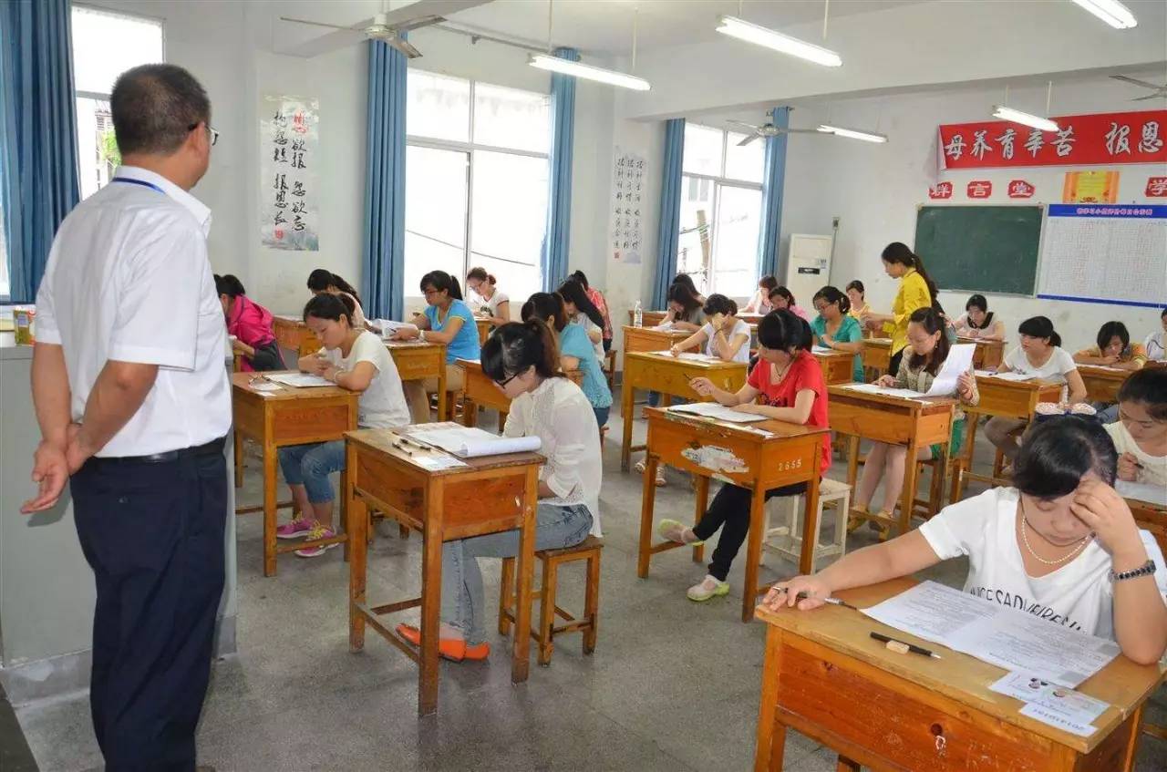 高考涂卡为啥必须用“2B铅笔”？阅卷老师告诉你，和成绩密切相关