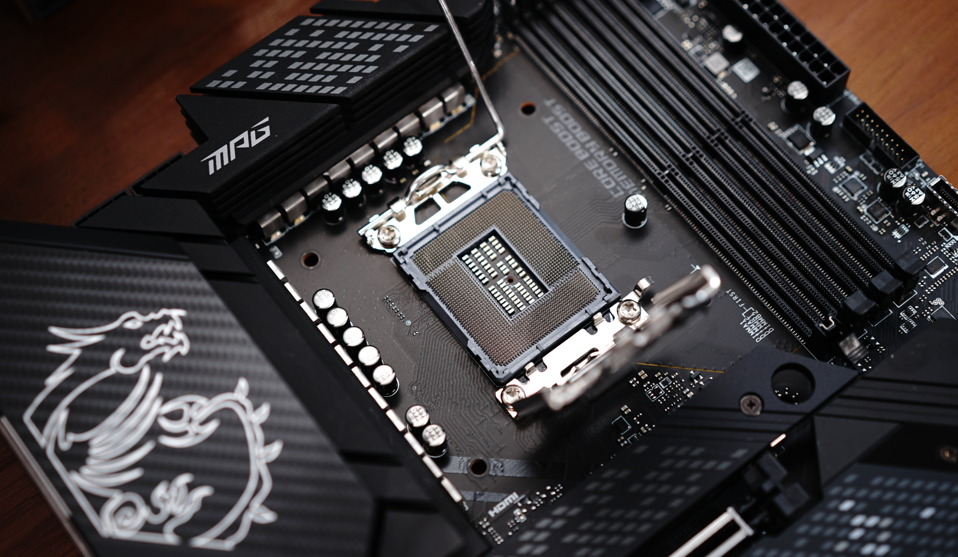 intel酷睿12代首发“座驾”来了！微星Z690 CARBON WIFI抢先开箱