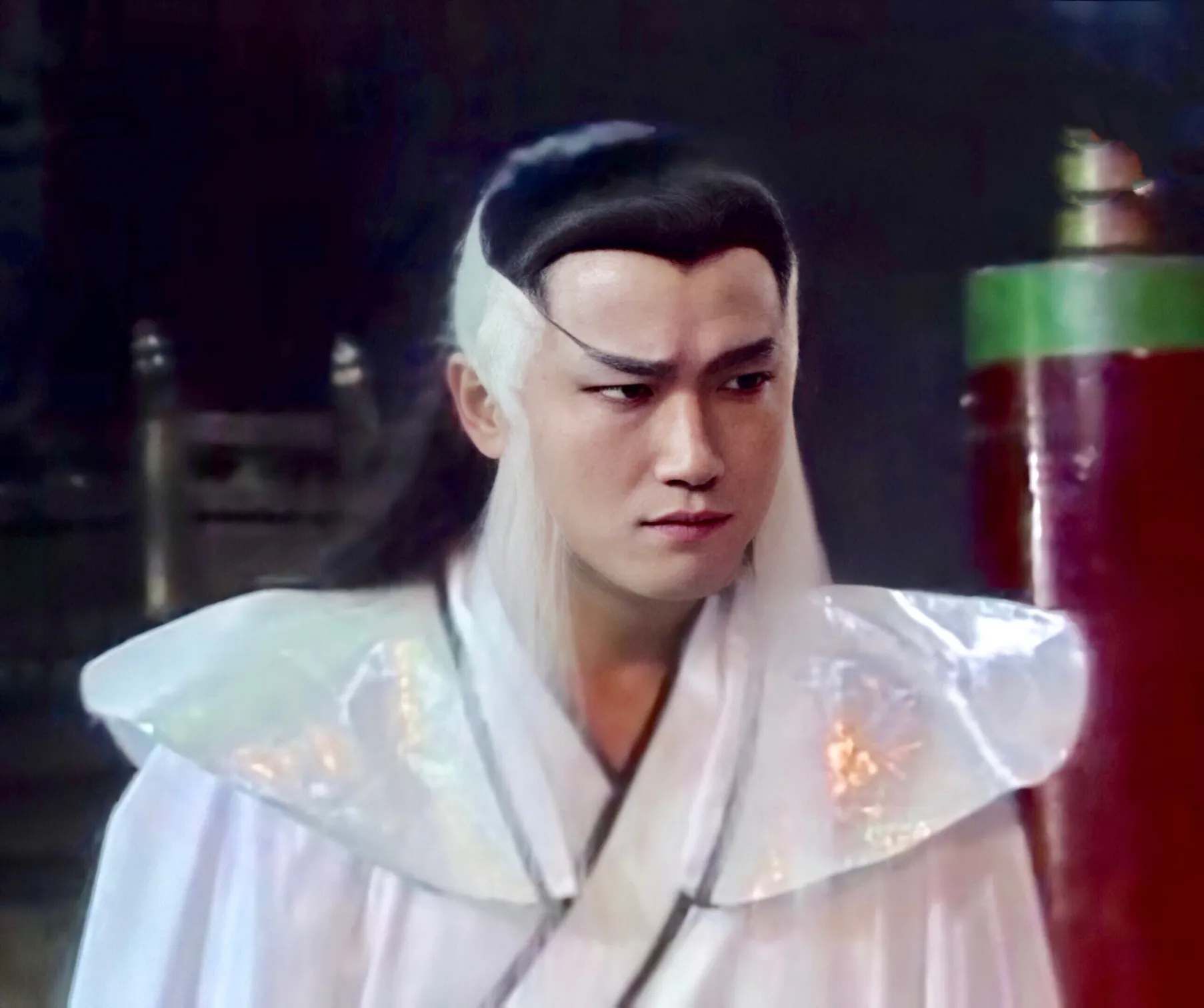 苗侨伟一人分饰两角,演绎经典剧集《浴火凤凰》